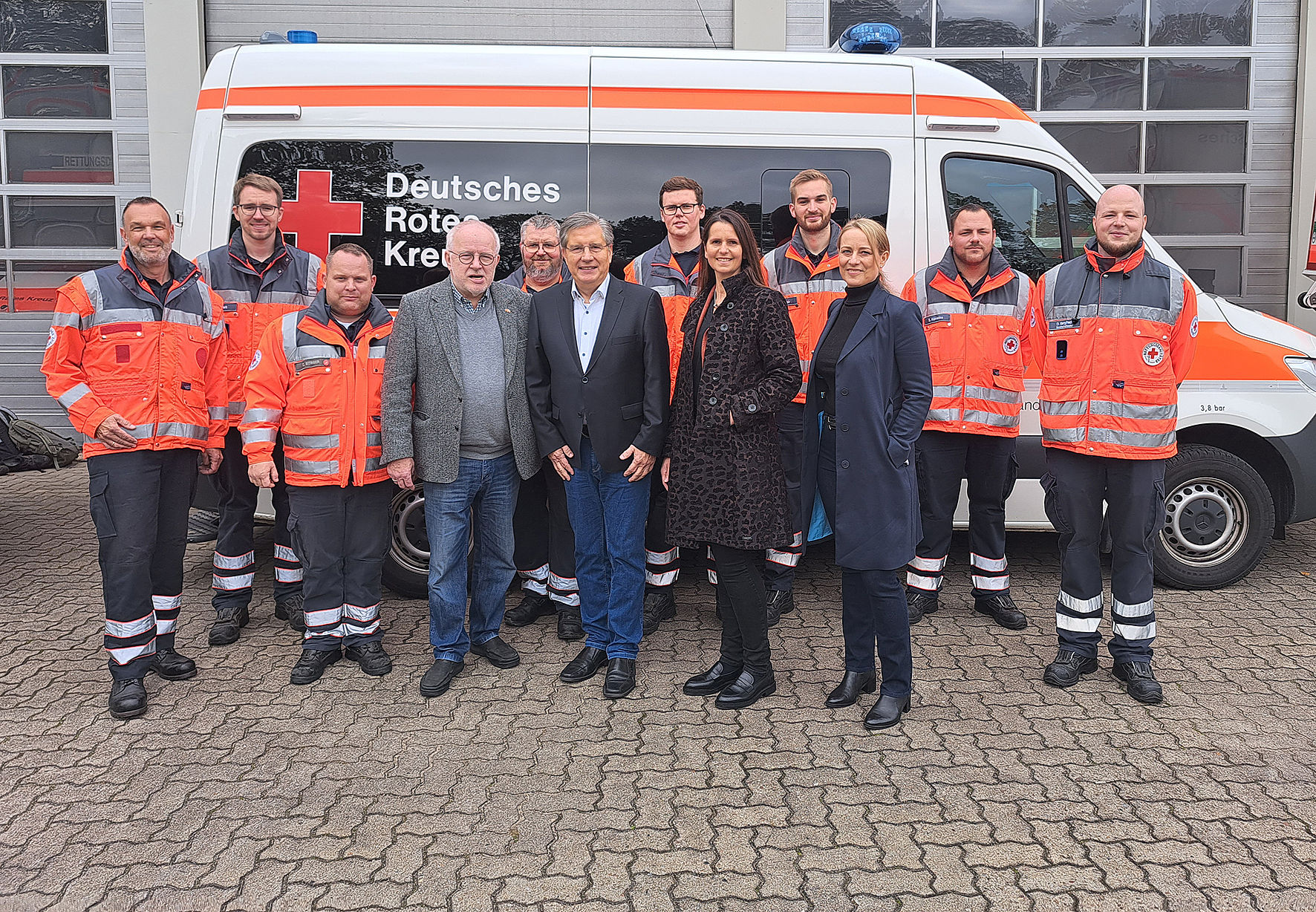 DRK-Team vorm Hilfsgütertransport nach Polen