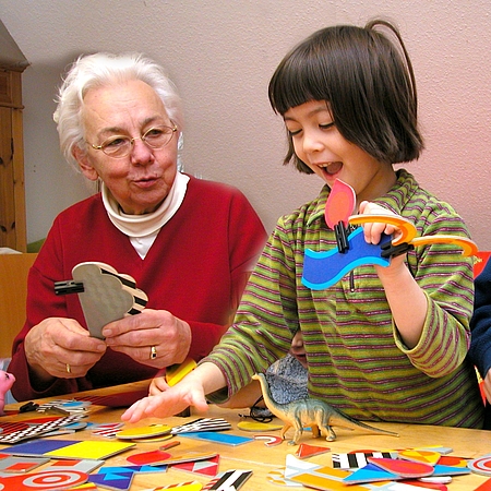 DRK Seniorin spielt mit Kindern