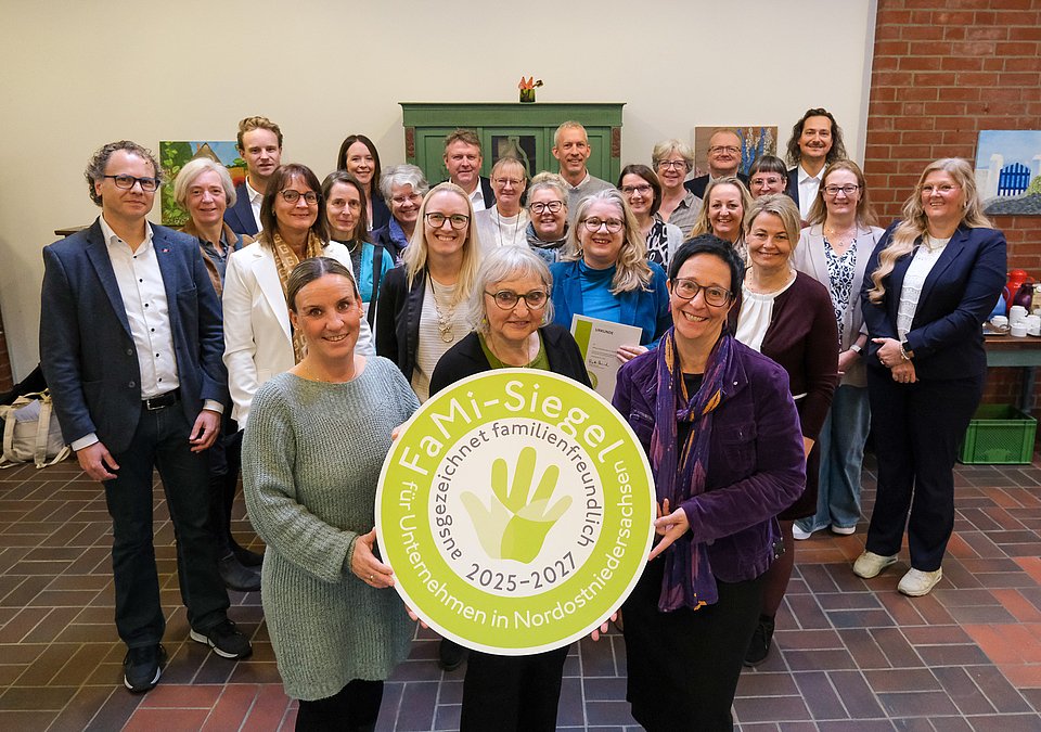 Offizielle der Gemeinschaftsinitiative FaMi-Siegel mit Trägerinnen und Trägern des FaMi Siegels aus dem Landkreis Harburg