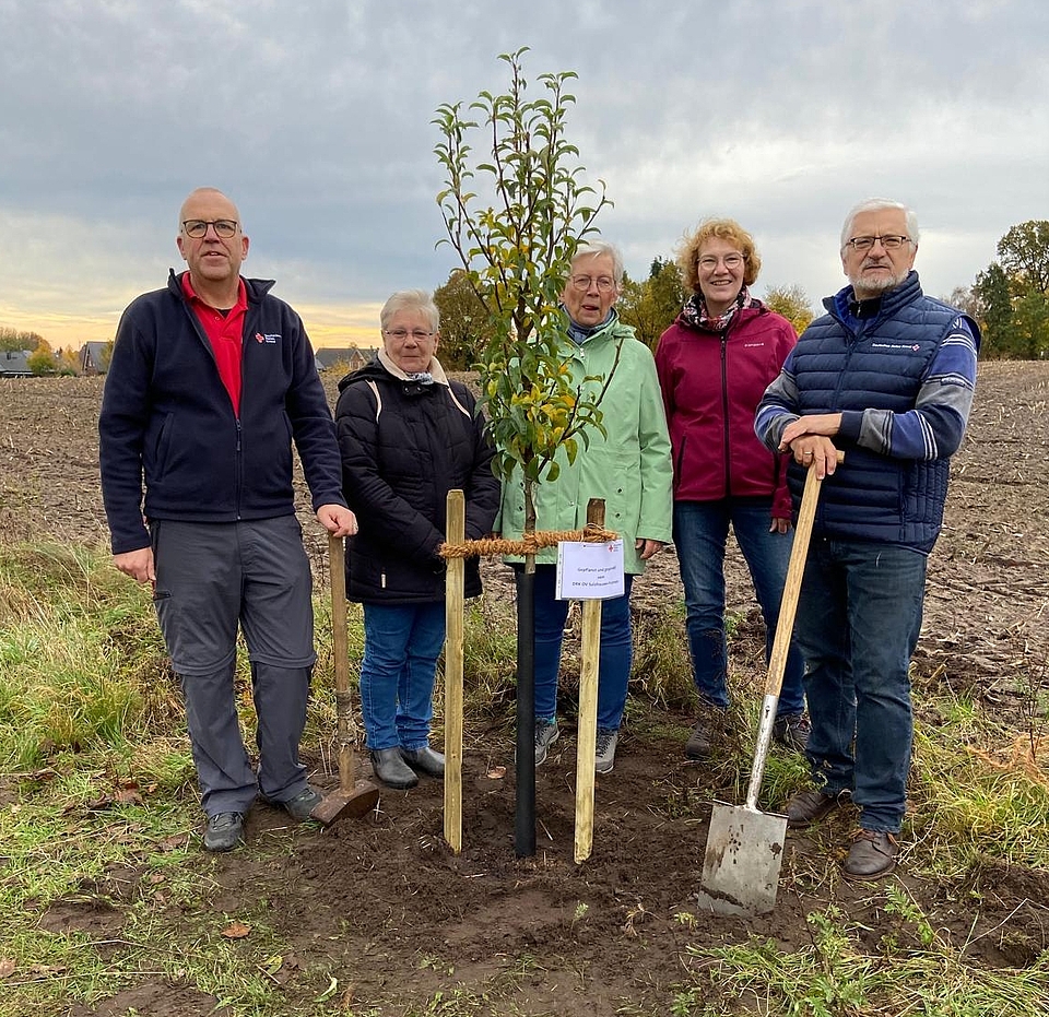 Für ein starkes Miteinander: Der Vorstand des DRK-Ortsvereins Salzhausen/Putensen stellte sich der Baumpflanz-Challenge 2025 (Göran Wesche, Angelika Främbs, Gerda Ewigleben, Britta Rieckmann und Roger Greve) 