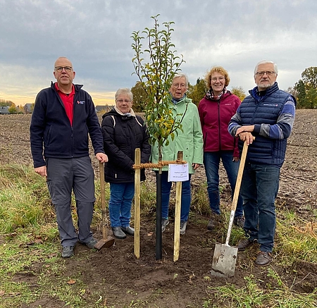 Für ein starkes Miteinander: Der Vorstand des DRK-Ortsvereins Salzhausen/Putensen stellte sich der Baumpflanz-Challenge 2025 (Göran Wesche, Angelika Främbs, Gerda Ewigleben, Britta Rieckmann und Roger Greve) 
