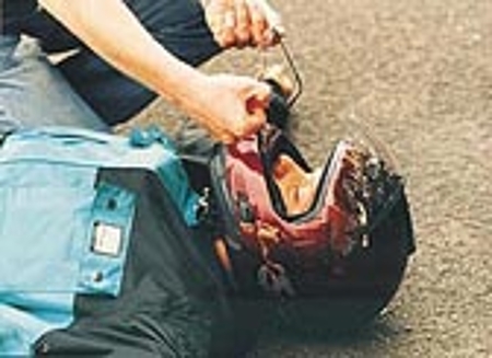 DRK Helmabnahme durch zwei Helfer