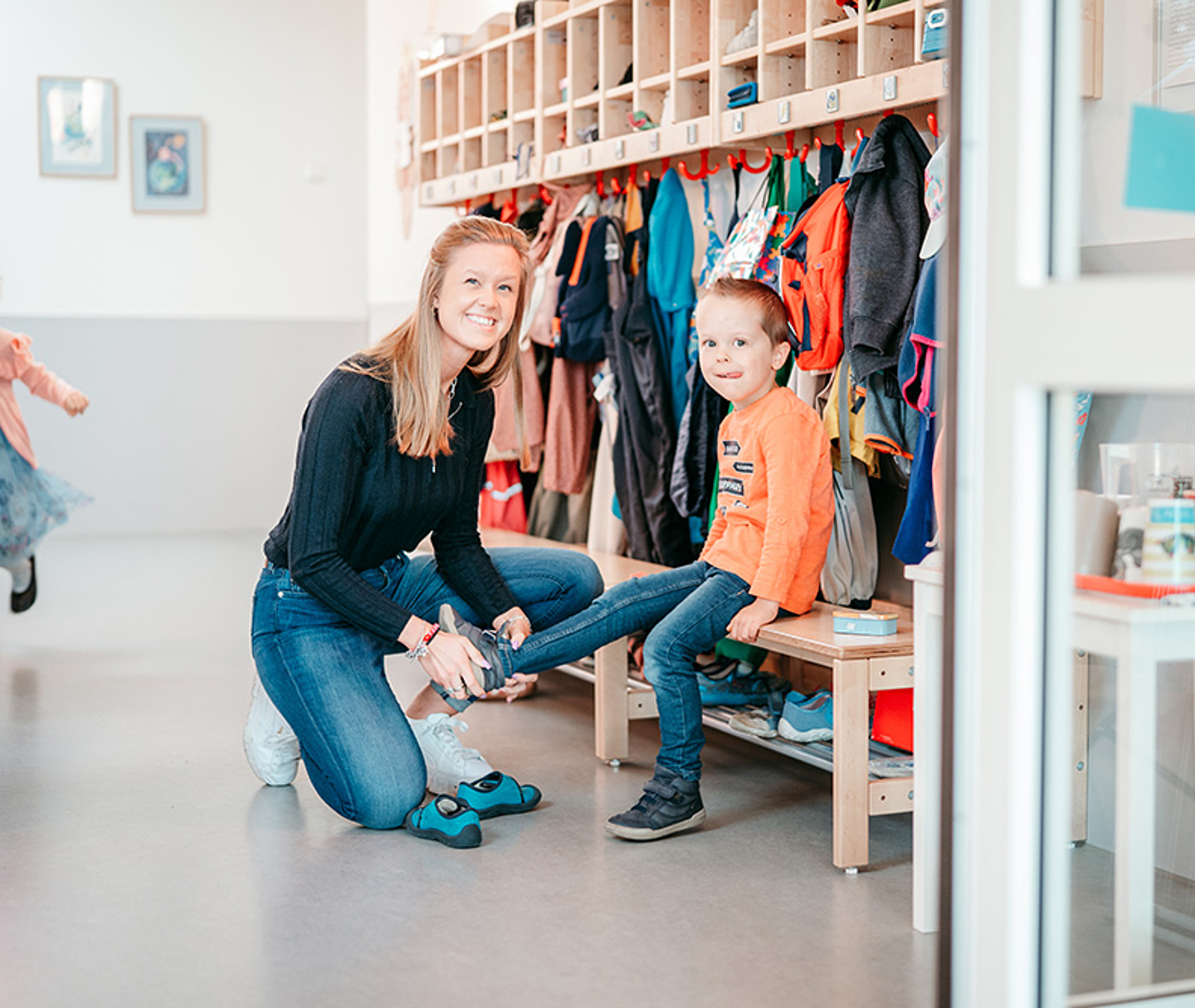 Kita-Erzieherin in der Garderobe