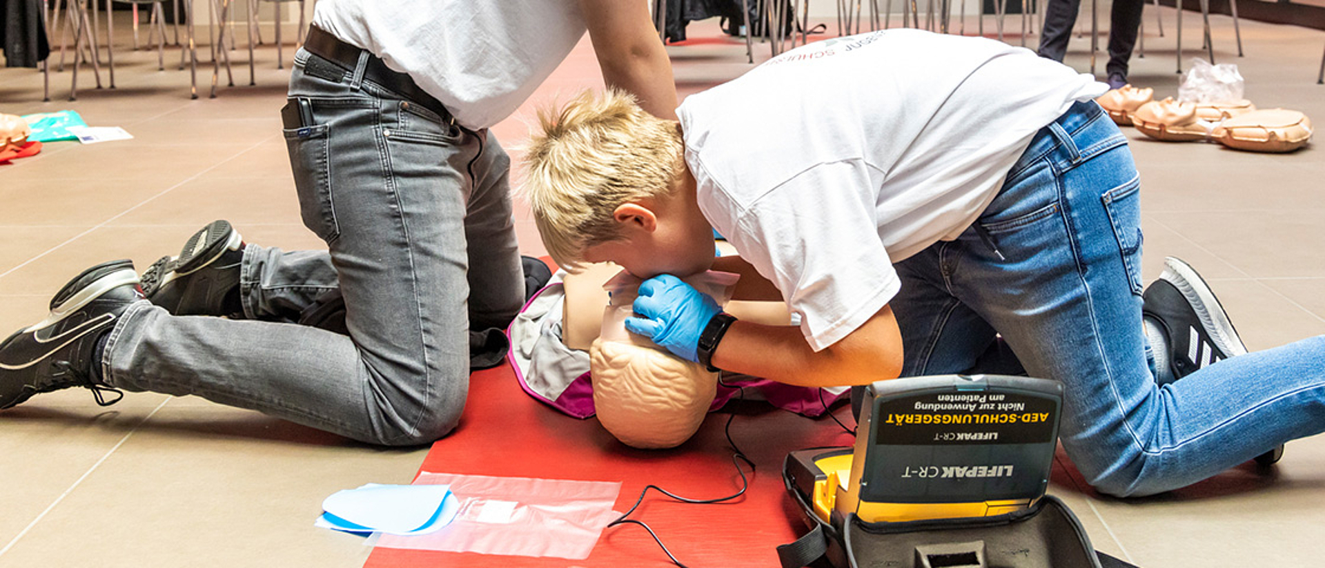 Schüler bei einer Übung am Dummy Schulsanitäter bei einer Übung am Dummy