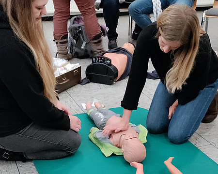 Sicher handeln lernen: Praktische Übung zur Wiederbelebung im DRK-Notfalltraining „Erste Hilfe am Kind“